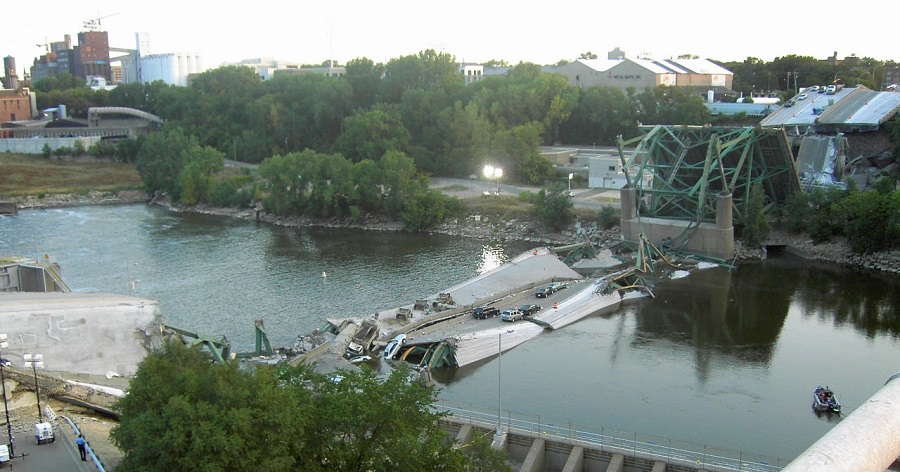 Pid_214_The I-35W Mississippi River Bridge Collapses.jpg